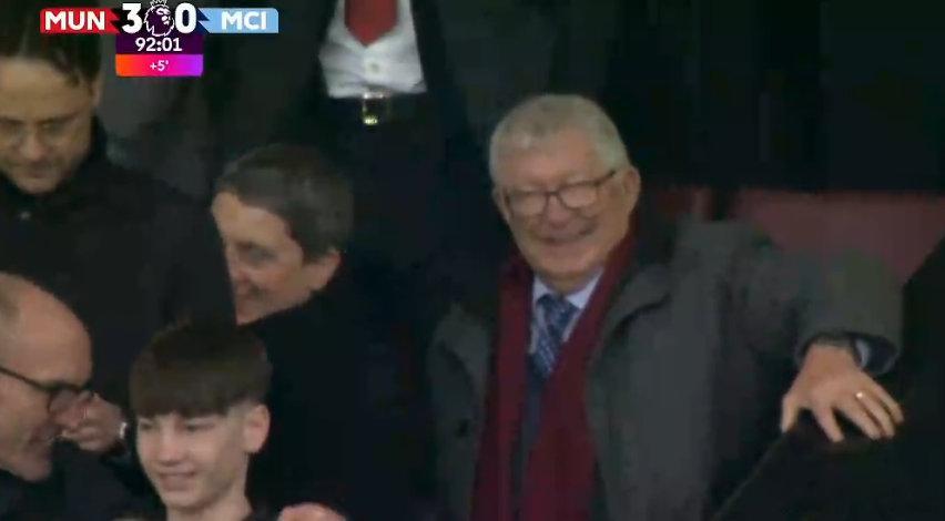 【曼联3球领先曼城，看台上的弗格森喜笑颜开！】英超 曼联vs曼城