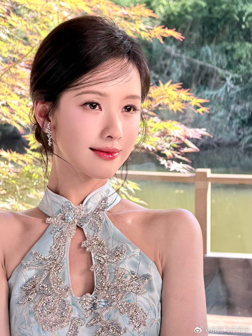 陈都灵美神降临了陈都灵新中式旗袍美人 简约大气的新中式版型，把东方韵味穿在身上，