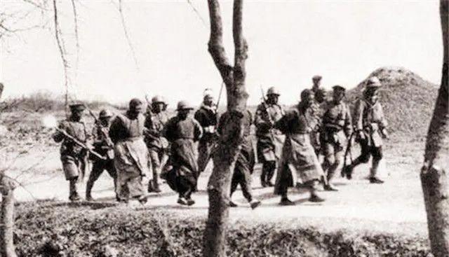 八路军刚驻扎村庄时，汉奸急忙向日军报告，却没想到竟被日本兵当场击毙！
1942年