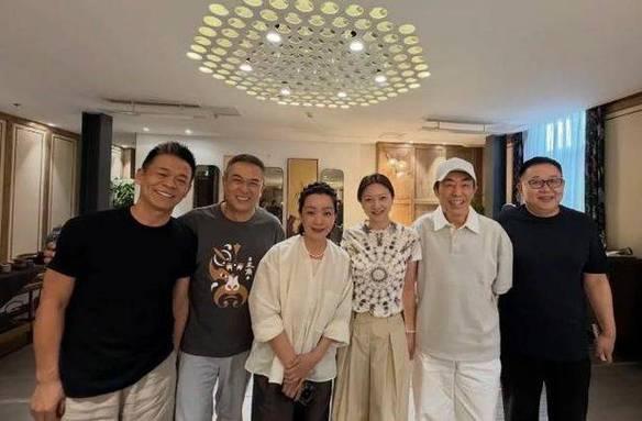 这张6人合照，我只认出了眉欢眼笑的张嘉益，气色盈和的任双有，戴着白帽的张艺谋，侧