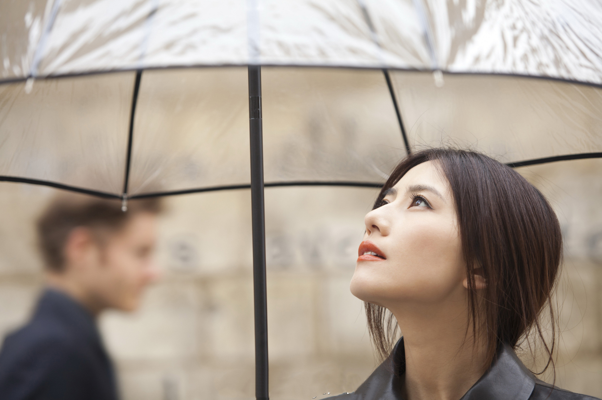 高圆圆 气质优雅，自带一种从容的都市感。她的穿搭精致又有层次，皮质与呢料拼接的大