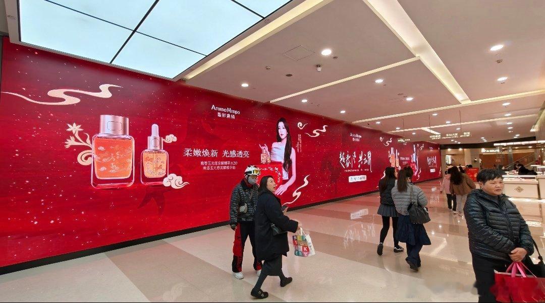 李云霄馥郁满铺已经铺上地广大屏了，红红火火的开年