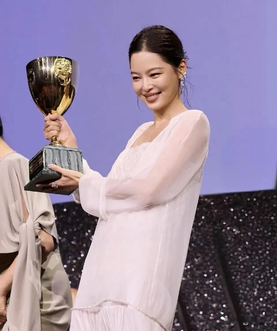 电影圈里面的大型奖项都有运作情况，奥斯卡的公关更是直接摆在台面上的，但也不是说每