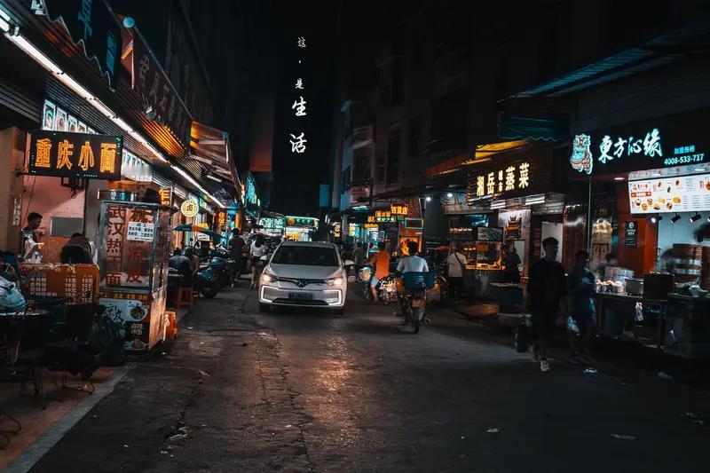 生活是盐，撒进水里看不见，但所有滋味都靠它成全。

生活是：认清了“所有都留不住