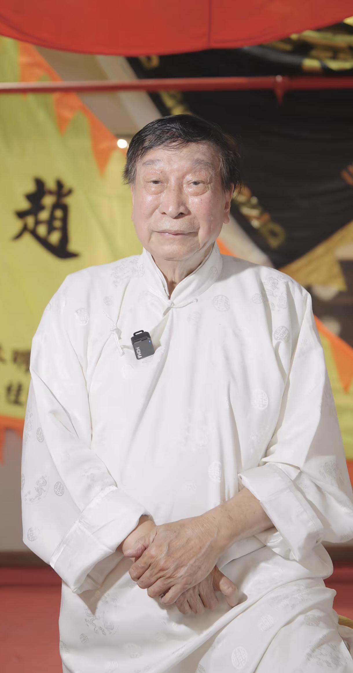 赵志凌是黄飞鸿一脉的正宗洪拳传人，功夫功底扎实、实战能力出众，在香港武术界拥有极