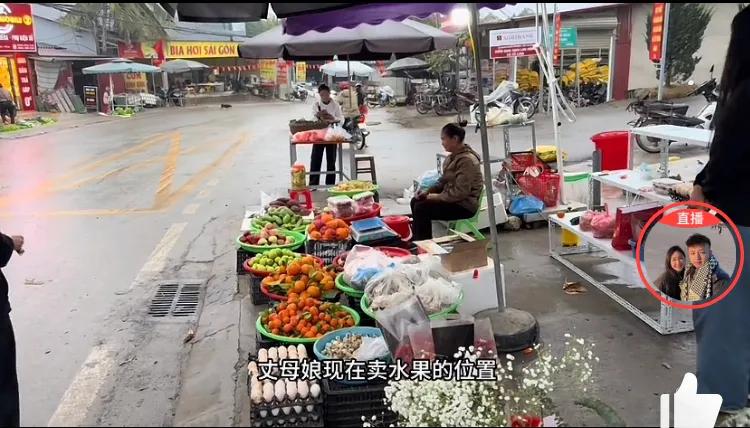 秋秋的大姐还是有一定人脉关系的，在市场上租到了一块位置绝佳的店铺，大姐把水果和蔬