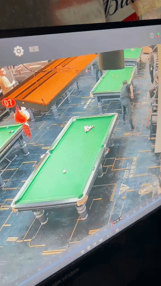 一名年轻女孩从男子身后经过。
结果却被正在打台球的男子后退时撞倒？
男子发现撞到