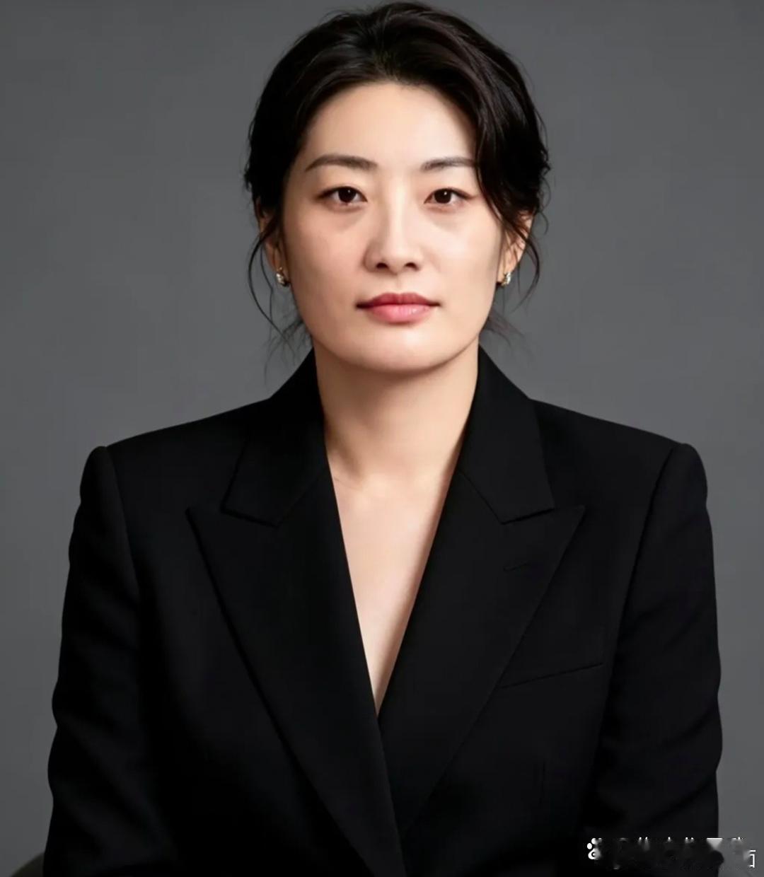 我问我妈："为什么宗馥莉°宁愿18亿资产冻结，也不愿意把利息分给弟妹。"