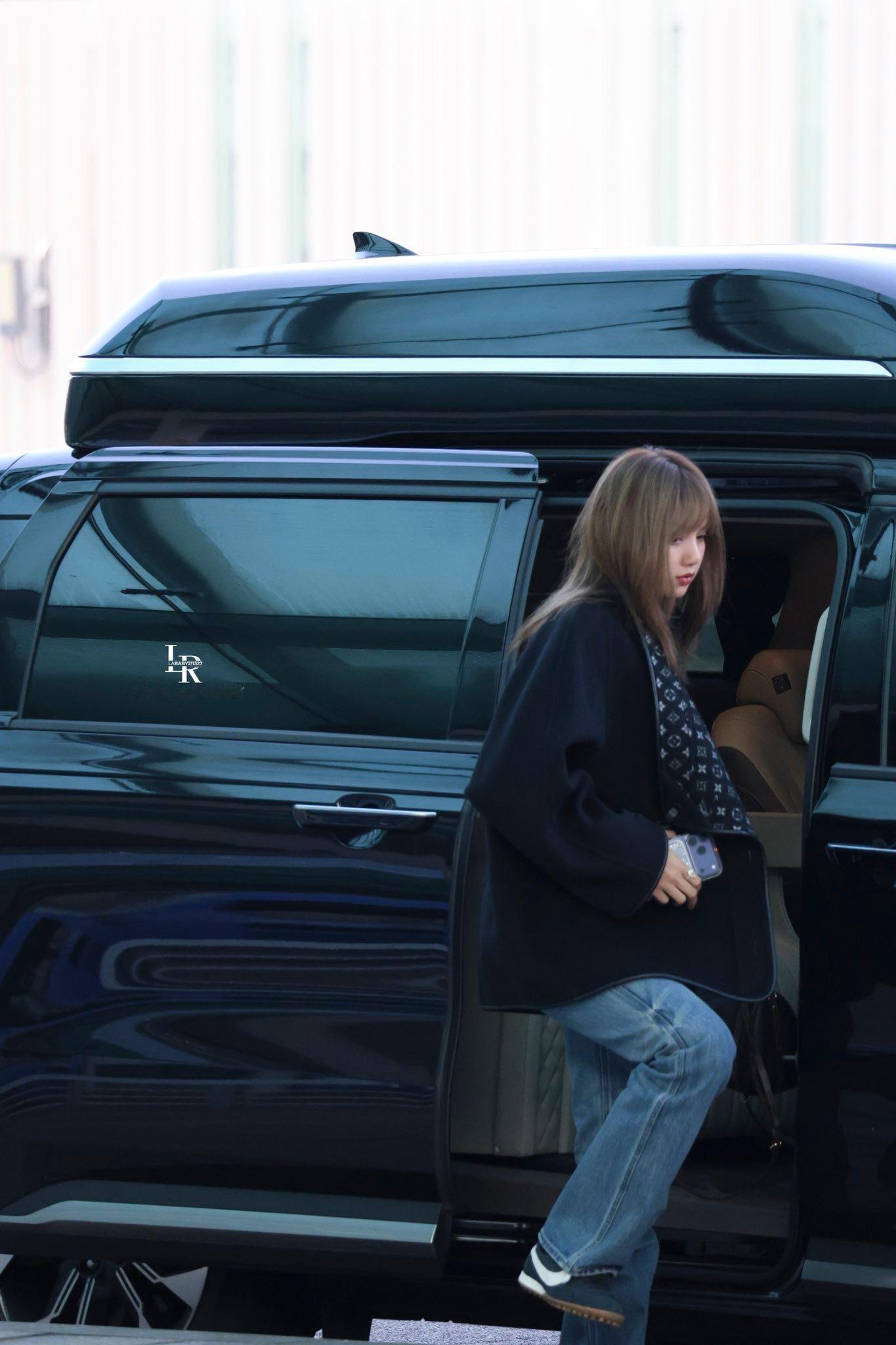 LISA 穿的是尚未发售的黑色 Nike x Jacquemus Moon Sh