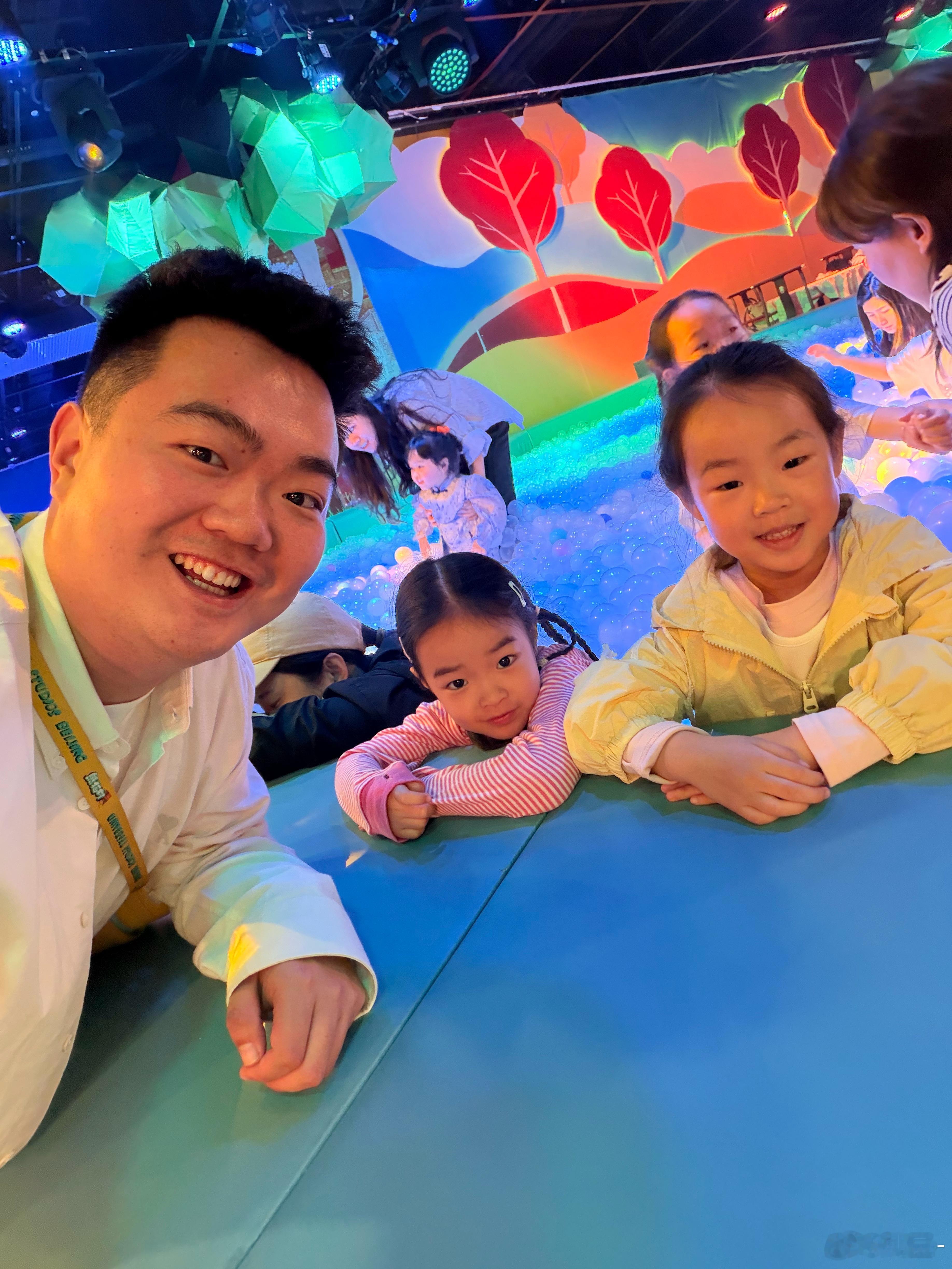 这个五一和奶油的亲子关系再次小升级昨天我回到家看她在玩小积木，我就直接去房间打游