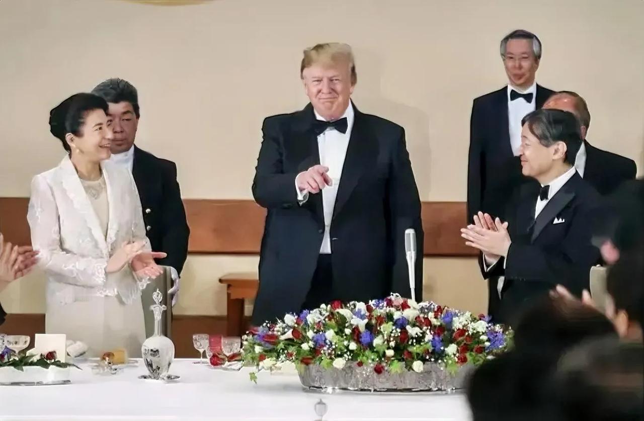 在日本面前，“C位”永远留给美国总统。
2019年5月，在日本皇室宫廷宴会上美国