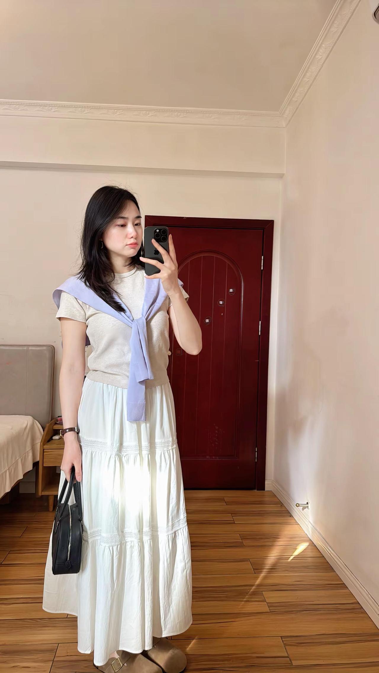 原歌时装家的针织三件套，好温柔的紫色，搭配白裙子，整体色调柔和又干净今日穿搭lo