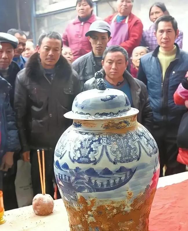 2016年，四川简阳一农民在迁祖坟时，挖出了一个装有祖先骨骸的青花瓷将军罐！专家
