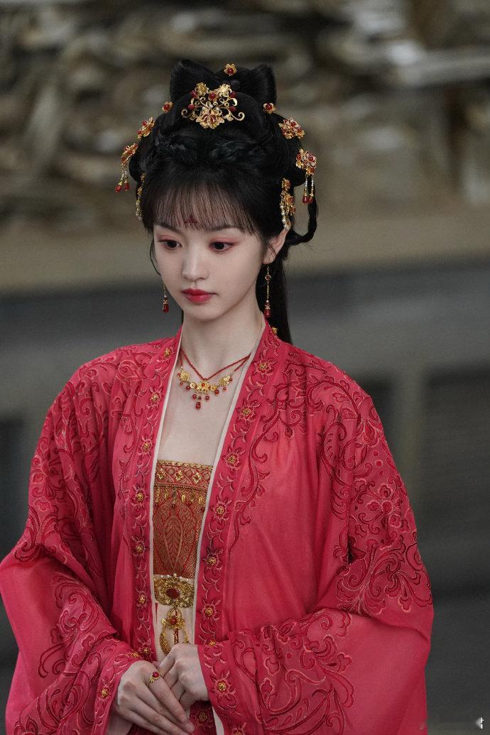 田曦薇新剧一天打鱼五天晒网  哎呀妈呀，田曦薇新剧里那发愤图强的小模样，简直跟我