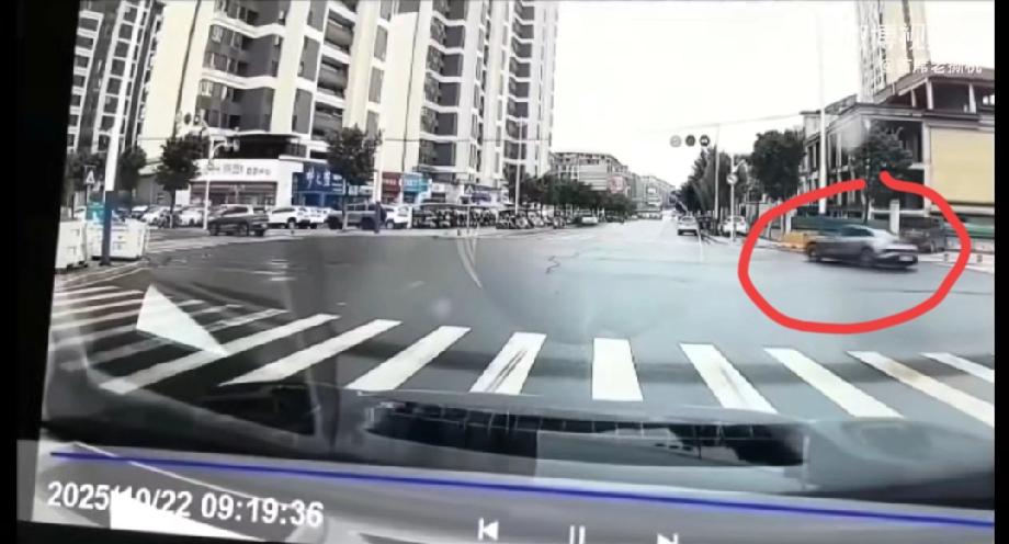 10月22日，江西赣州。一小米su7在十字路口玩起了漂移……
而就在22号的凌晨