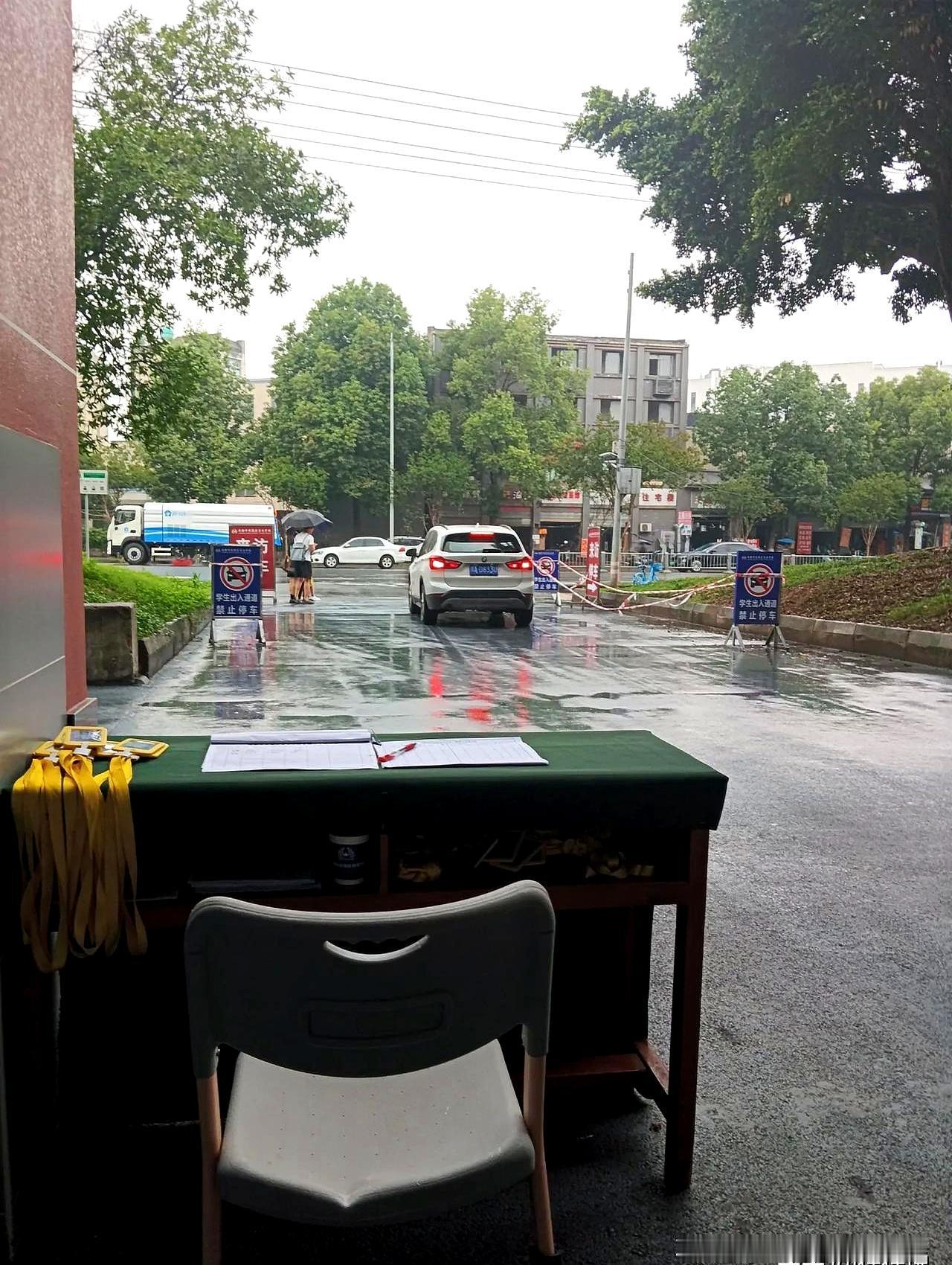 雨线抽在伞面上噼啪作响时，成都几所学校门口人头攒动。
端午该团聚的日子，一拨又一