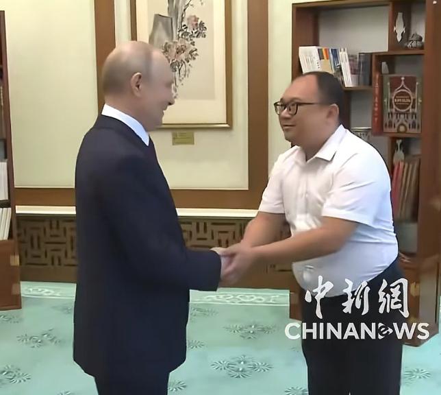 5 月 20 日，俄罗斯总统普京访华期间，一场跨越二十六年的重逢被公开报道。
