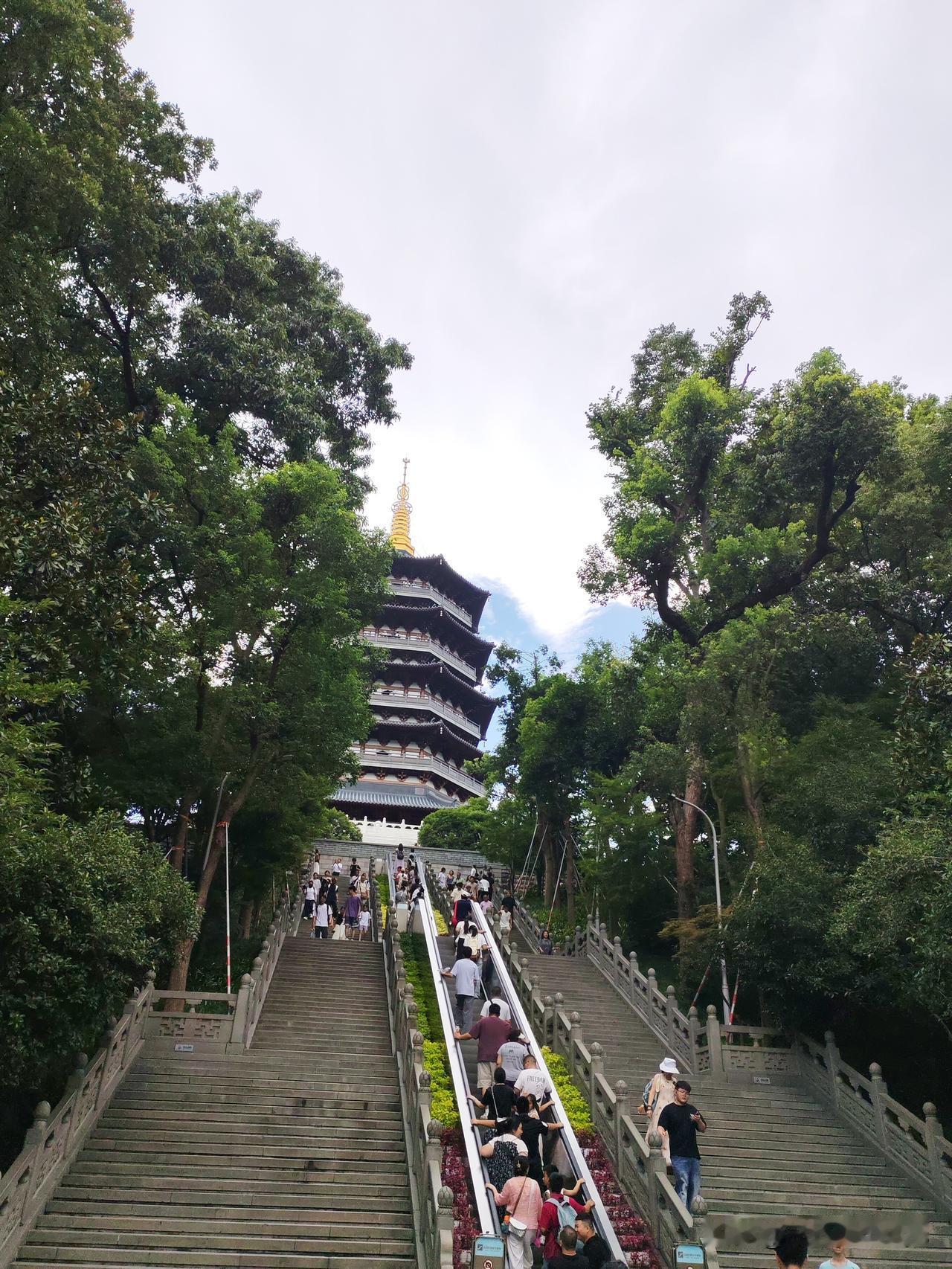 秦岚同款旗舰座驾海豹08DM四驱版双电机综合功率达到400kW，EV四驱版电机总