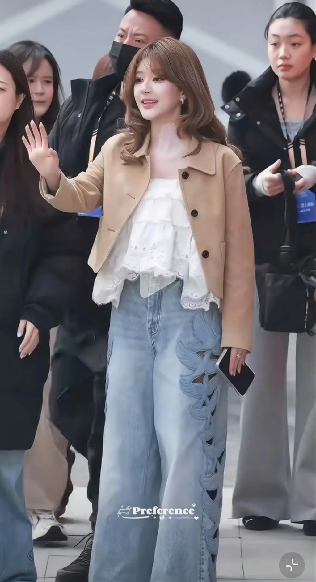 世界上最会穿牛仔裤的女人来了，能把普通的牛仔裤穿的这么婀娜多姿。 