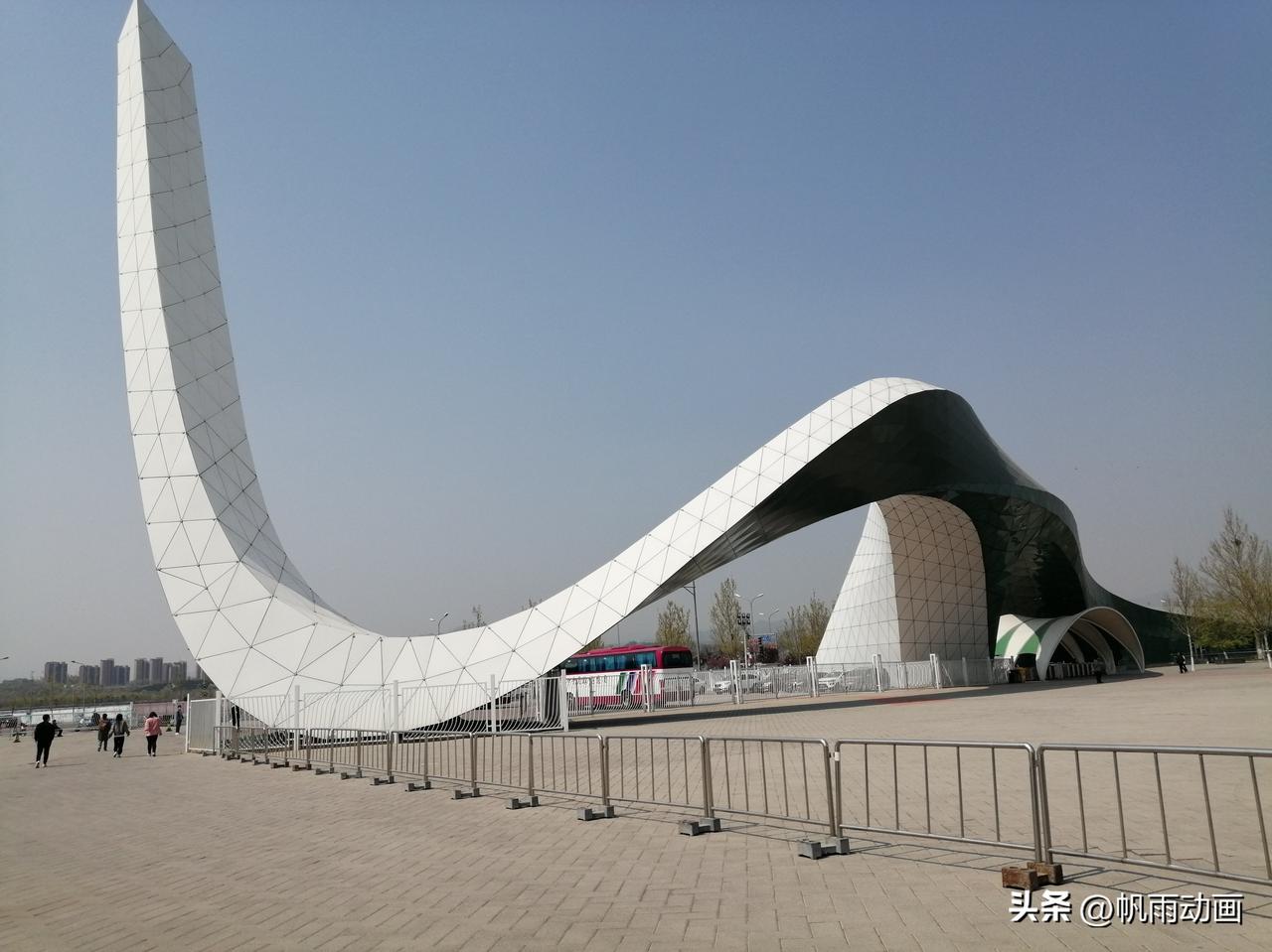 晴朗的天空，清新的空气，心旷神怡。