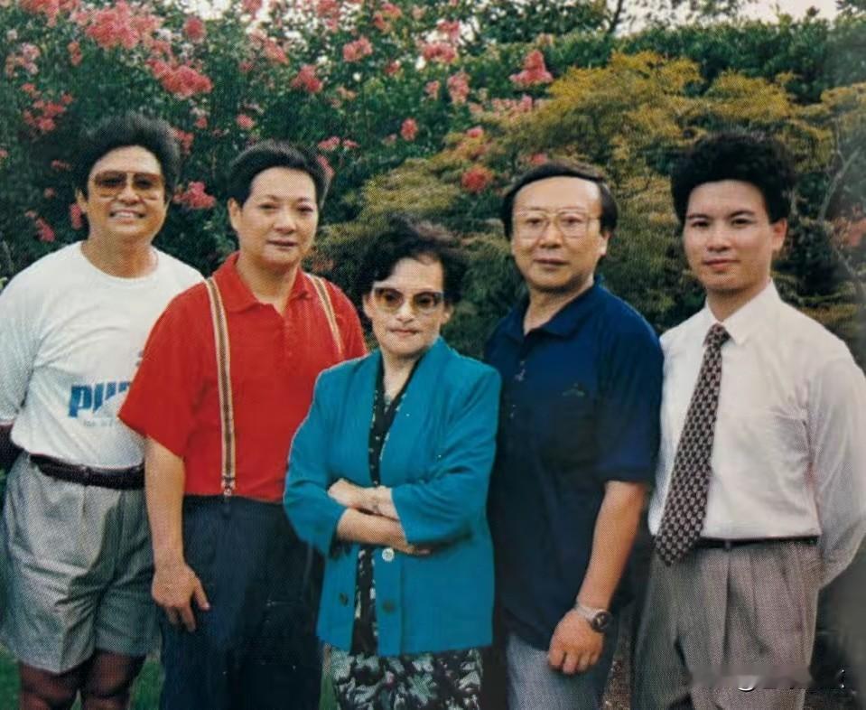 越剧老生表演艺术家徐天红与4位男演员合影，这四位男演员在上世纪八、九十年代非常活