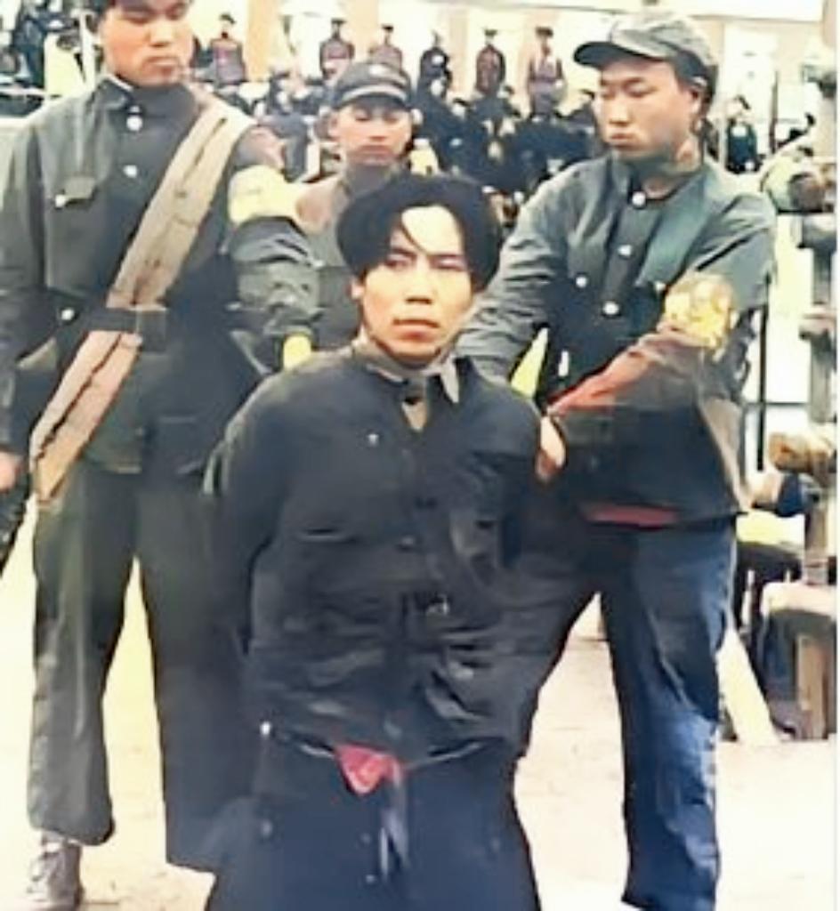 1951年1月，戴笠的儿子戴善武被五花大绑，跪在地上即将被执行死刑。被枪毙的时候