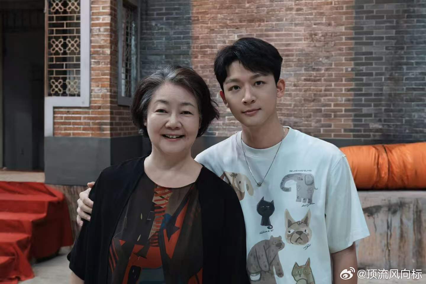 张晚意萨日娜戏里演母子戏外像母子张晚意为萨日娜新片打call 从戏里到戏外，这母