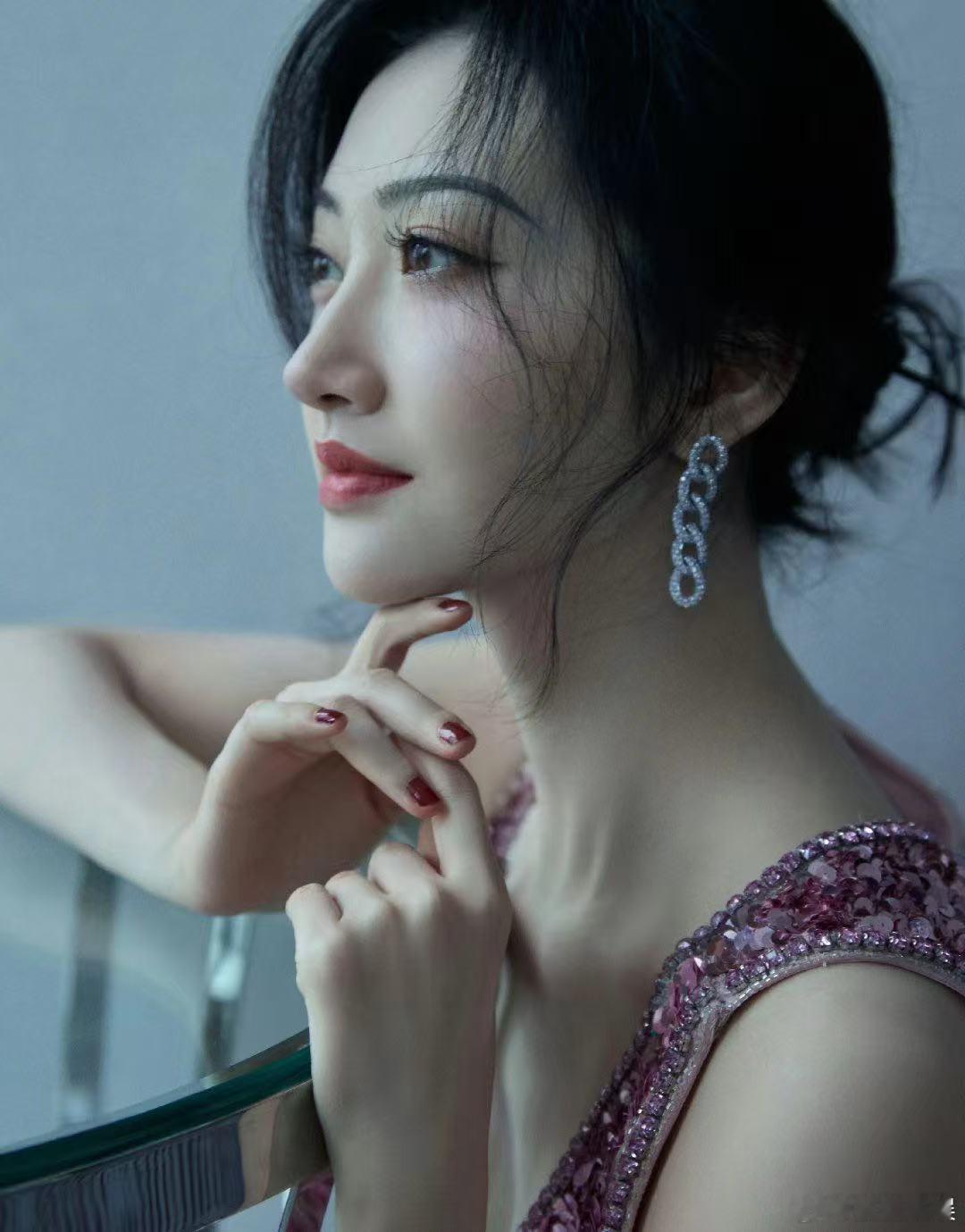 景甜风波后首个封面 喜欢这组大片传递出来的感觉，景甜褪去锋芒，多了沉静的韵味，眼