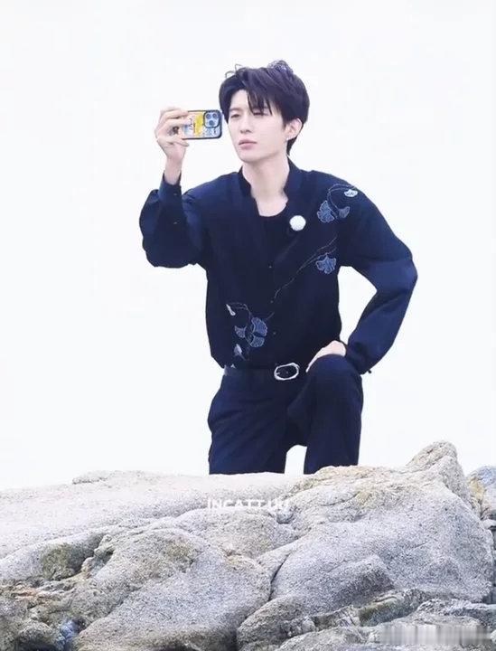 范丞丞单膝下跪给沈羽洁拍照范丞丞给沈羽洁拍照奔跑吧录制现场来袭，范丞丞贴心单膝跪