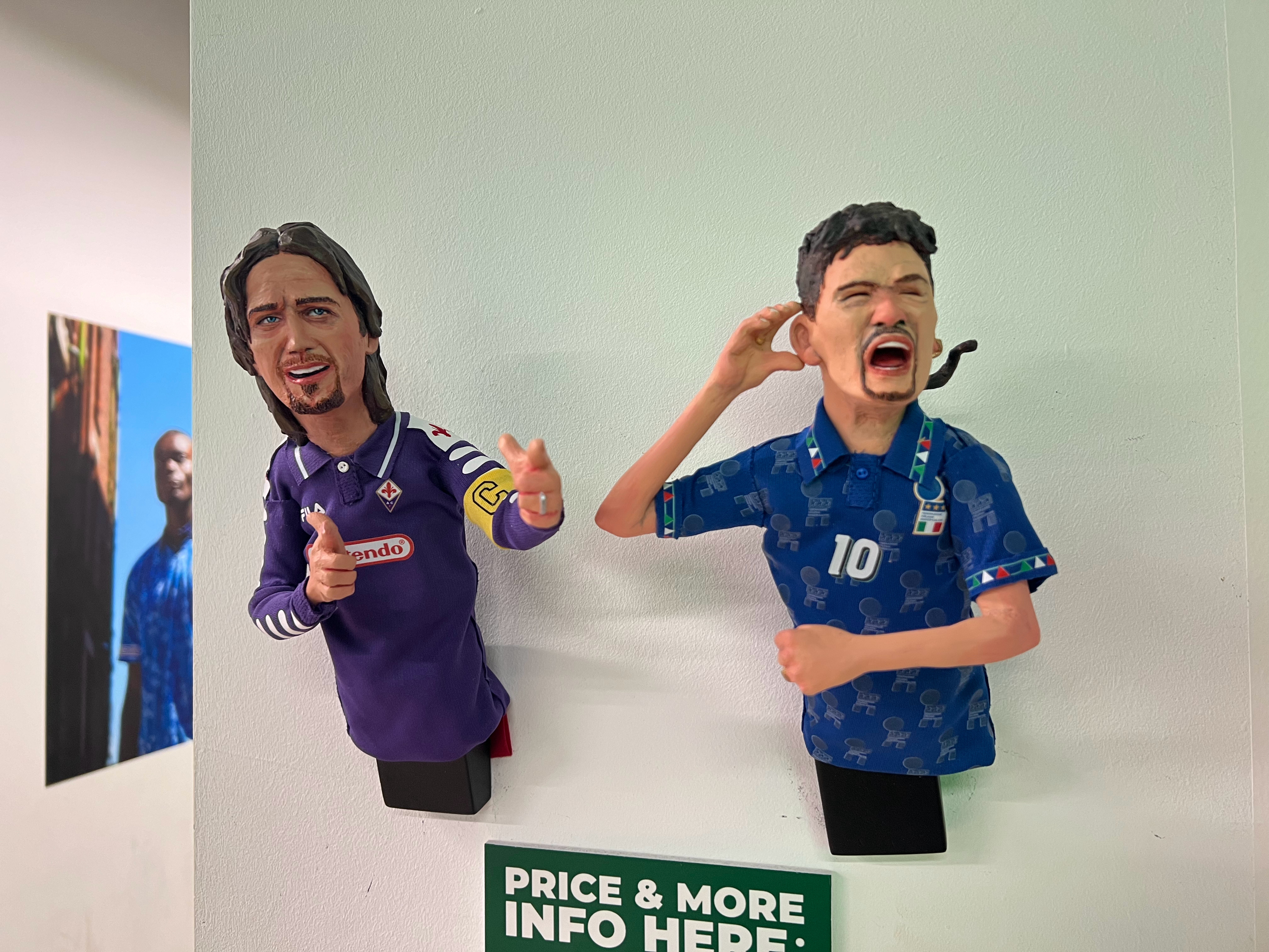 Classic Football Shirts曼彻斯特店墙壁上的巴蒂和巴乔sat