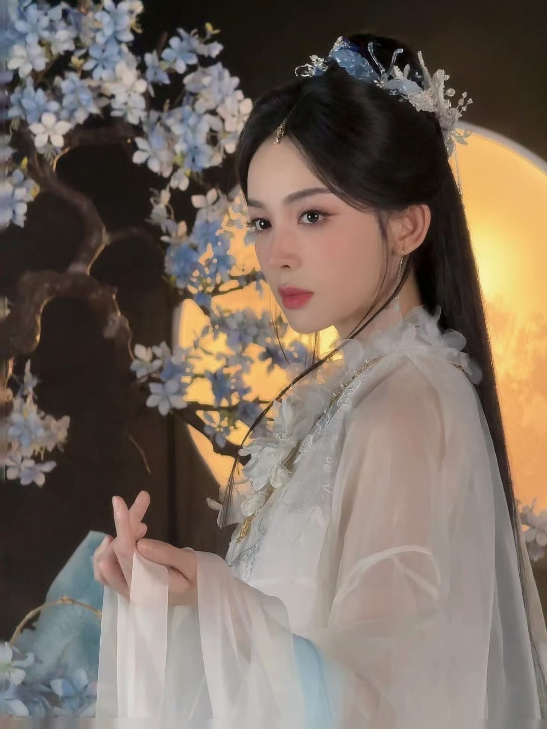 娱乐[超话]娜扎中秋嫦娥氛围感娜扎是真嫦娥娜扎真嫦娥下凡啦！氛围感拉满了！ ​​