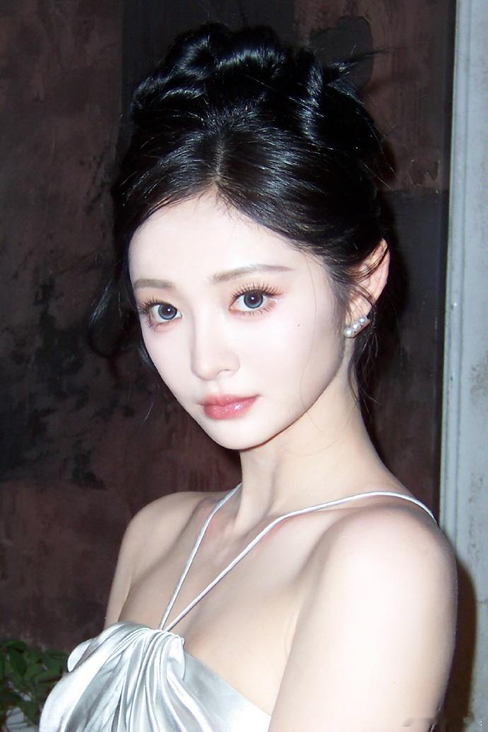 周洁琼东方美学这一块周洁琼身上的东方韵味 冷调银色礼服中和古建的暖调复古感，冷暖