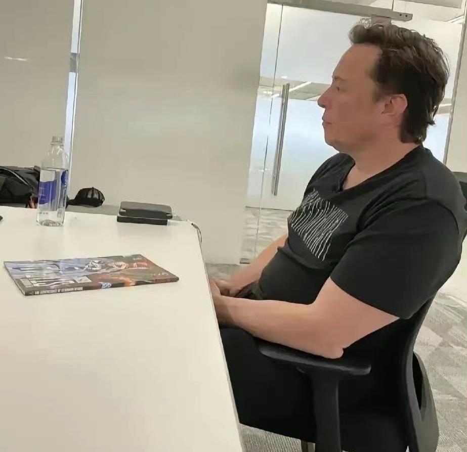 马斯克的办公室，比我的工位还寒酸 
