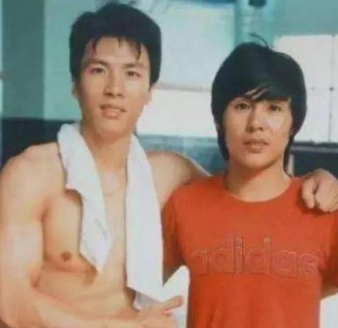 1990年，甄子丹的恩师赵长军在坐出租车时，被三个小混混打断一条胳膊，住进了医院