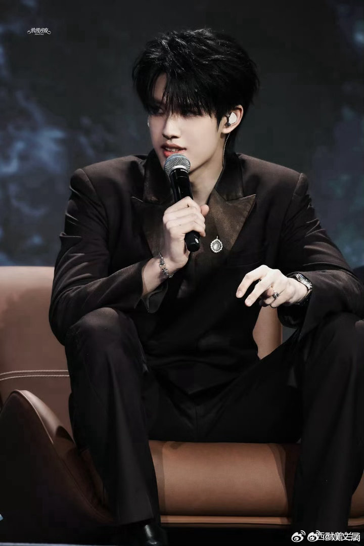 张极在跑车上吃猪脚饭 笑不活了！别人跑车凹造型，张极在车里炫猪脚饭￼￼￼！塑料袋