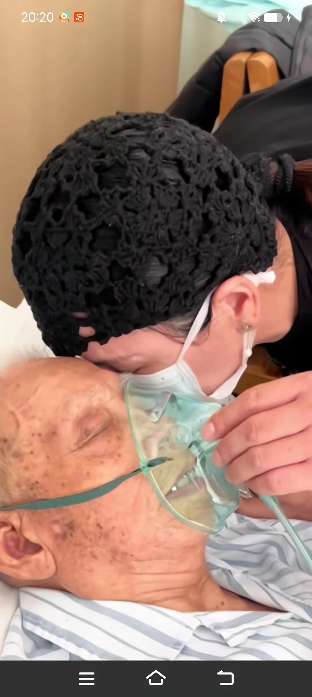 父亲病危，女儿的话令人心碎。

她让父亲朝光亮去，说那头的亲人等了很久。

人面