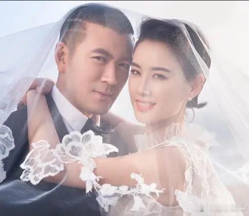 黄圣依想离婚是受不了爹式管理，这3点不得不提
1，结婚是为了更好的生活，离婚也是