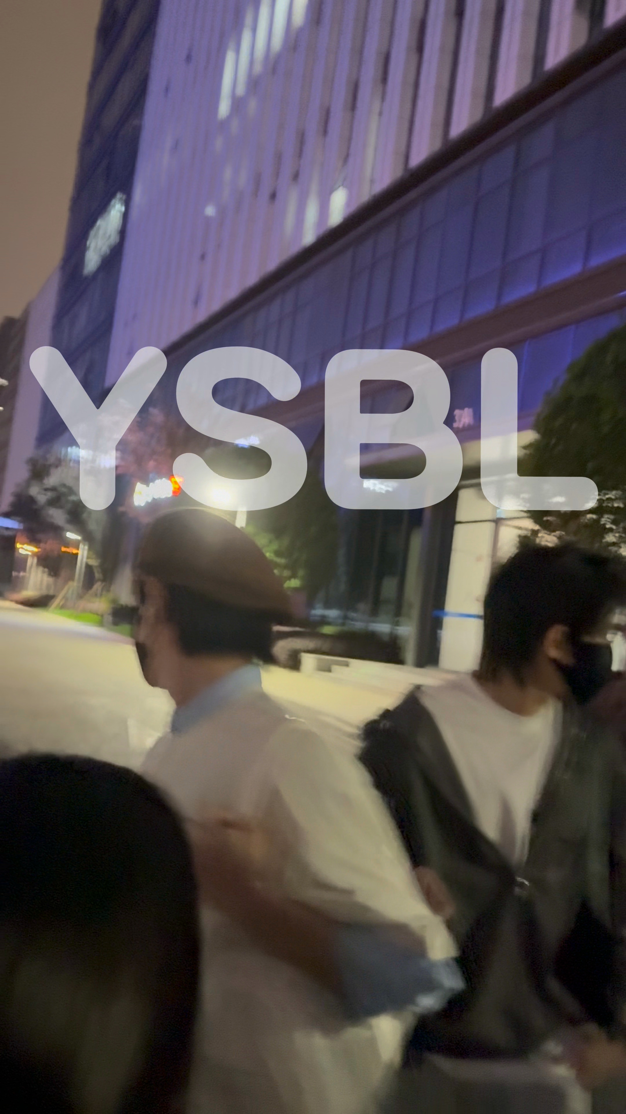 你手搭上去是要干嘛。。 