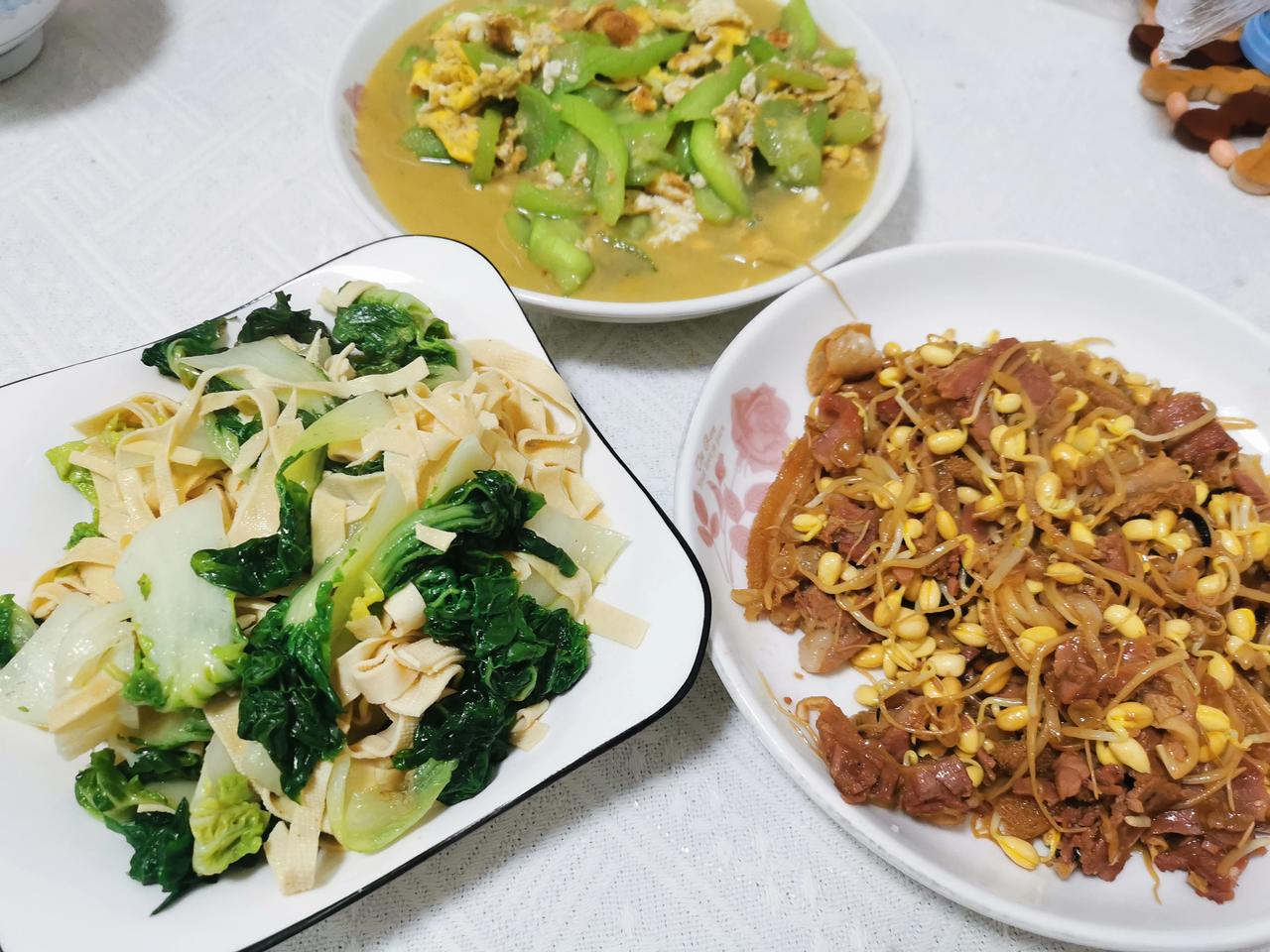 四口之家晚饭
做了一顿饭，汗流了两斤半！这样的天气能进厨房给你们做饭的，都是真爱