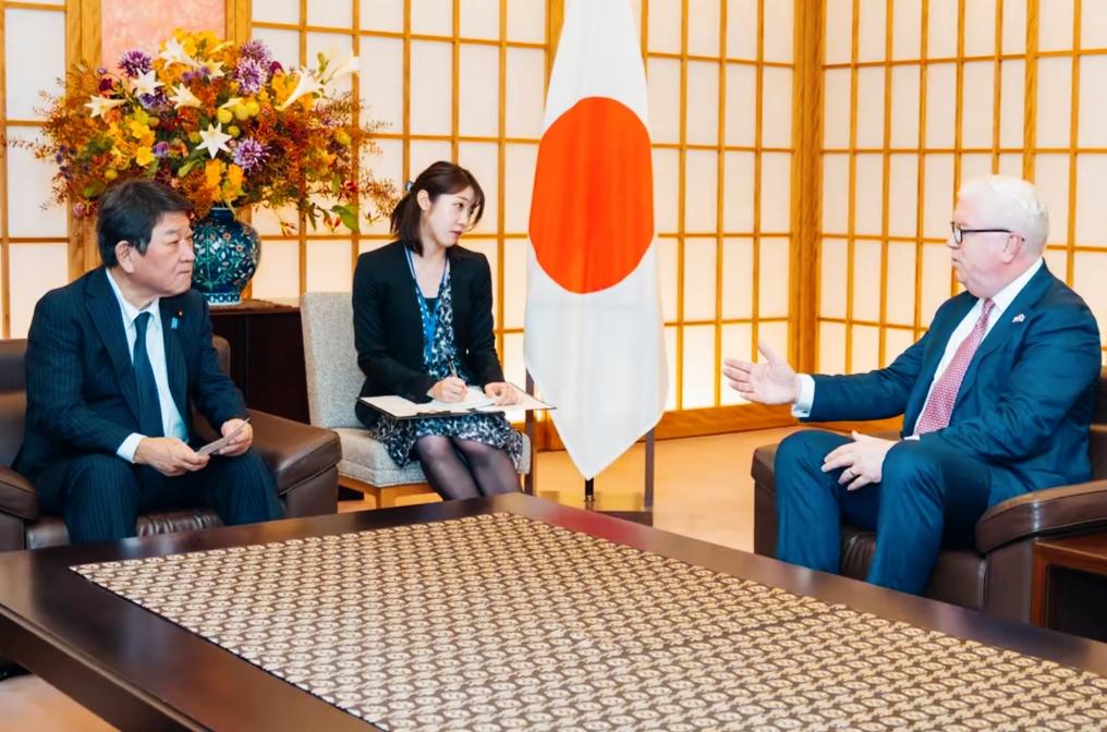 日本这女翻译的眼神是什么意思呢？
这眼神和姿势是不是很特别啊？
对方看到这样的眼