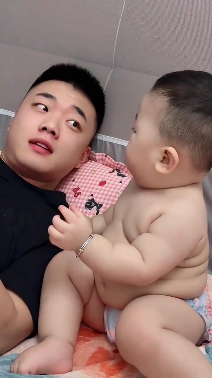 什么东西？这什么？这大片。我不吃了。