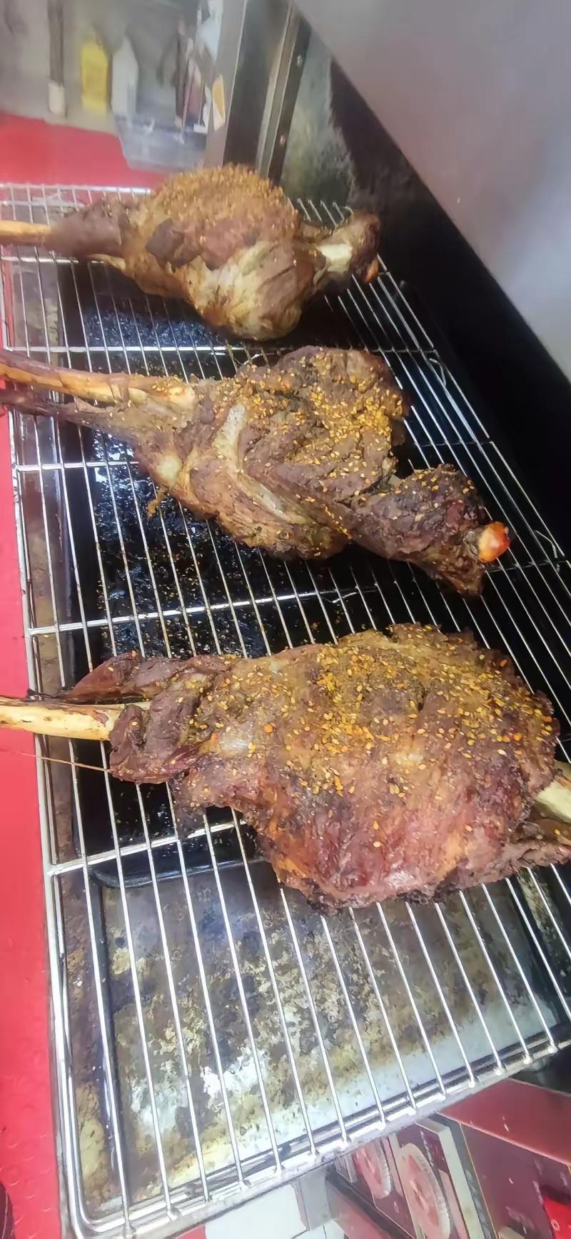 

烤羊腿刚出炉，老公才发来消息，说小叔子一家半小时后到。我没犹豫，裹好锡纸直