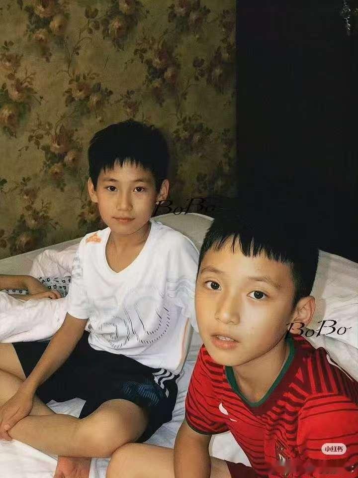 张真源严浩翔早期合照张真源严浩翔童年旧照 好萌的两小只 