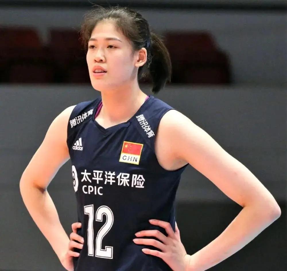 假如龚翔宇因伤病退出女排，新的队长人选将在以下三位选手中产生：

1，李盈莹（2