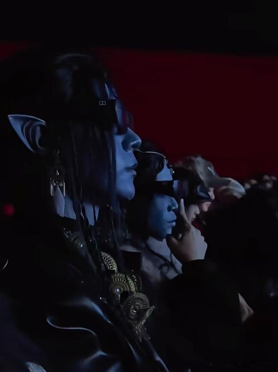 看阿凡达3身边坐着真阿凡达 谁在影院被“纳威人”围观了？coser们组团看《阿凡