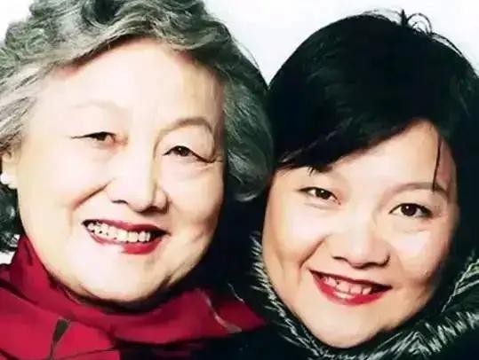 2008年，章含之抢救无效逝世，女儿洪晃打算将其和父亲乔冠华合葬，但护士冲进来说
