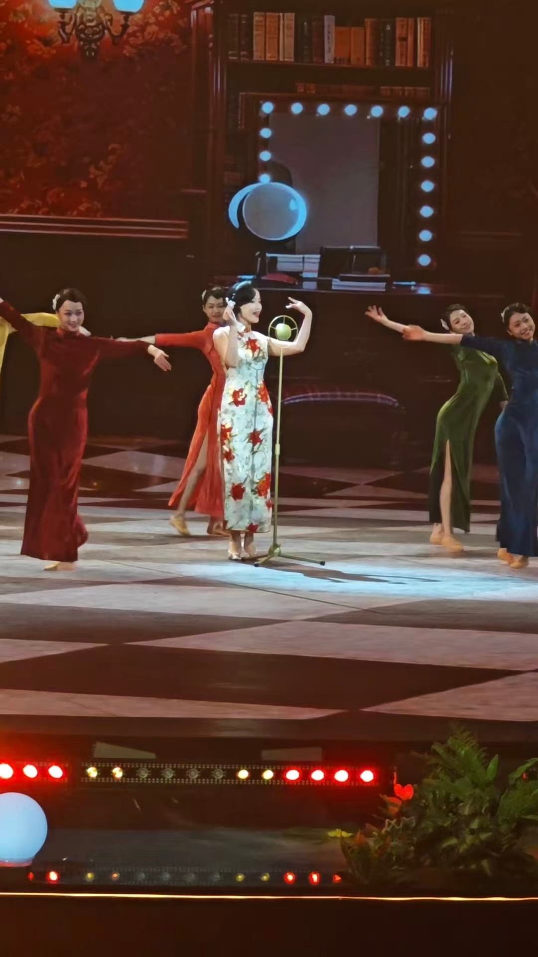 黄龄这波舞台太有诚意了！3 分钟解锁 3 种神仙风格，古装古韵拉满适配非遗主题，