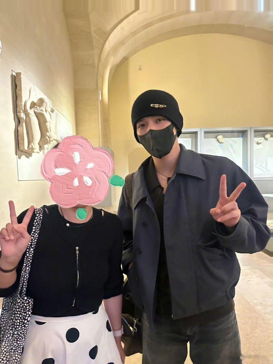 网友巴黎卢浮宫偶遇王安宇并成功合影，帅哥私下这状态怎么样？ ​​​