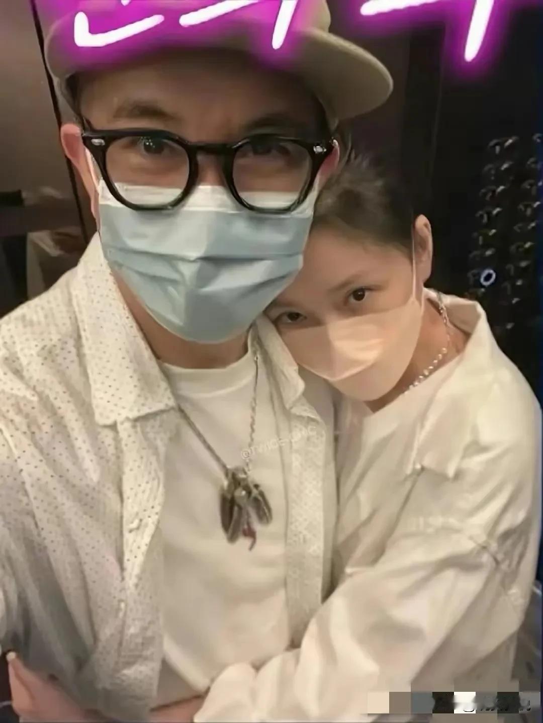 大S向大家炫耀老公了，她晒出一组具俊晔骑自行车和练肌肉的的帅气照片，并配文：“酷