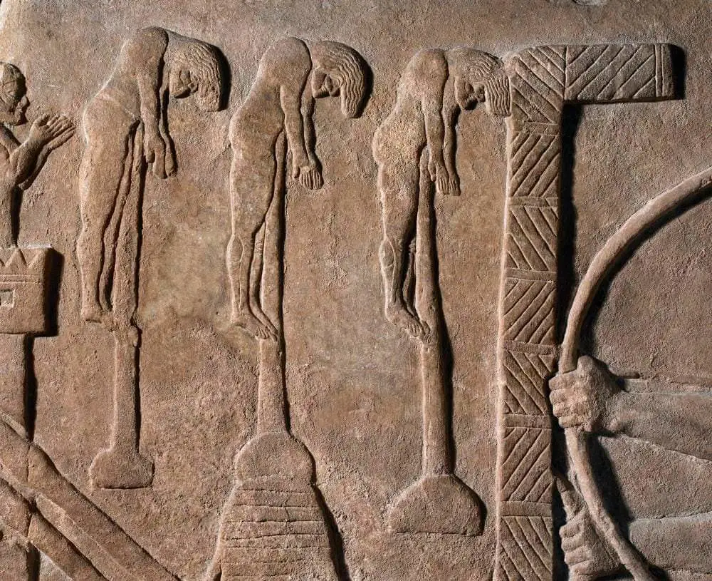 这不是弗拉德·德古拉和奥斯曼人……亚述人是第一个使用刺穿来对付敌人的人...